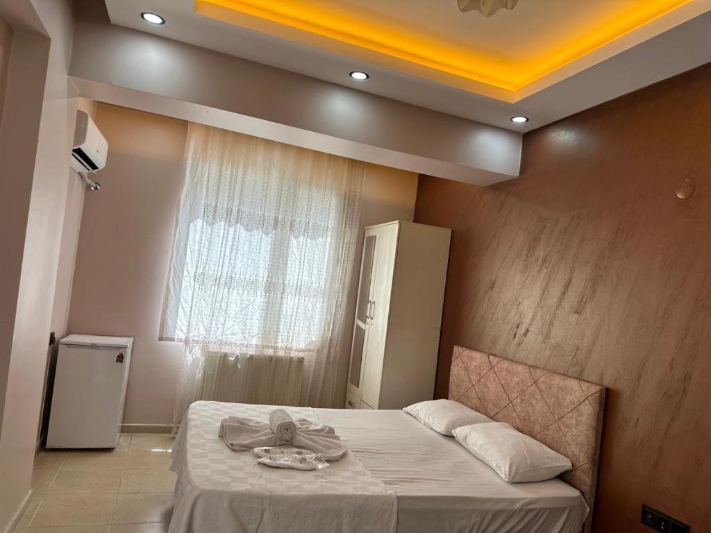 um quarto com uma cama com uma mesa e uma janela em Mardin Expert Otel em Mardin