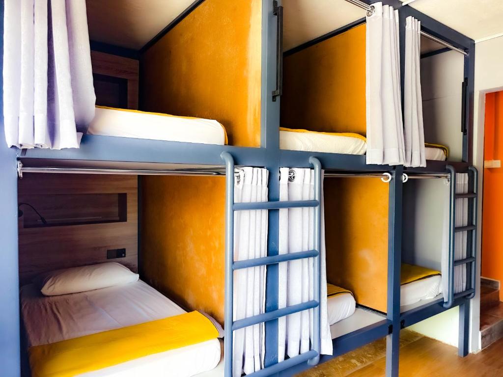 Postel nebo postele na pokoji v ubytování Arch Dormitorio Cenang