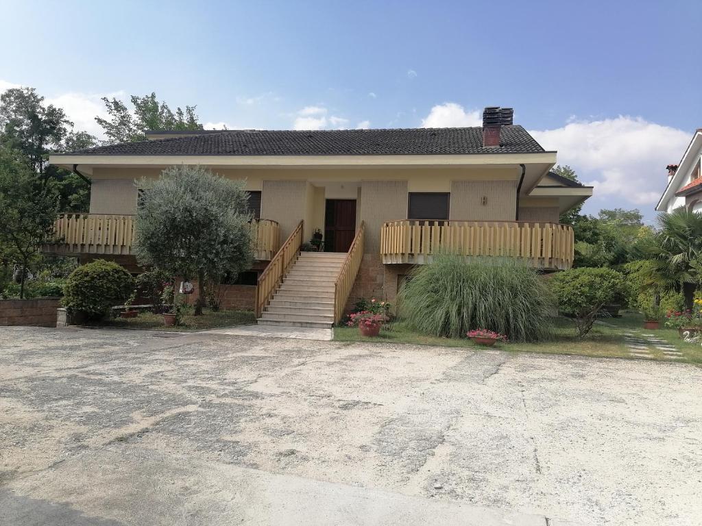 dom z podjazdem przed nim w obiekcie B&b Villaggio Sole w mieście Sulmona