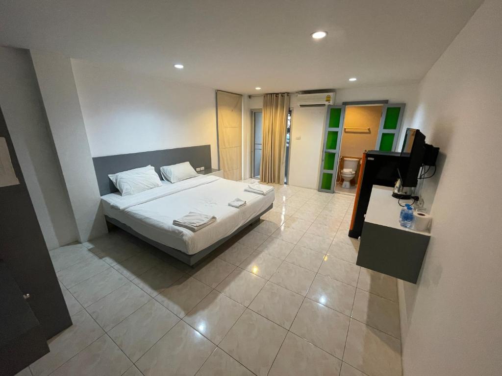 Postel nebo postele na pokoji v ubytování Islanda Hotel Patong