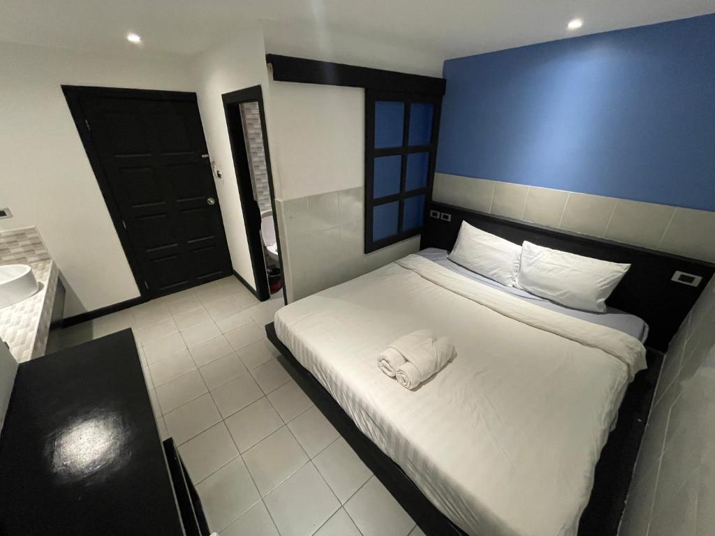 Postel nebo postele na pokoji v ubytování Islanda Hotel Patong