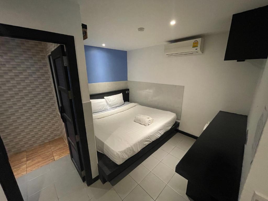 Postel nebo postele na pokoji v ubytování Islanda Hotel Patong