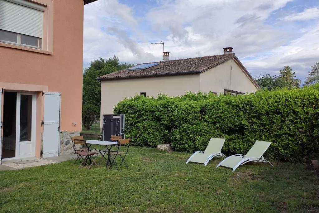 Un grupo de sillas y una mesa en un patio. en La Casetta T2 RDC avec jardin à Ruoms, en Ruoms