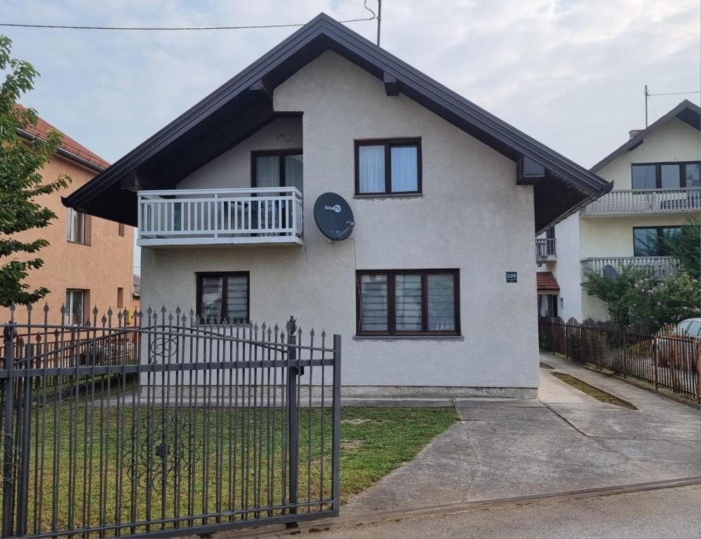 House Osjek Ilidza في إيليجا: بيت أبيض بسقف أسود
