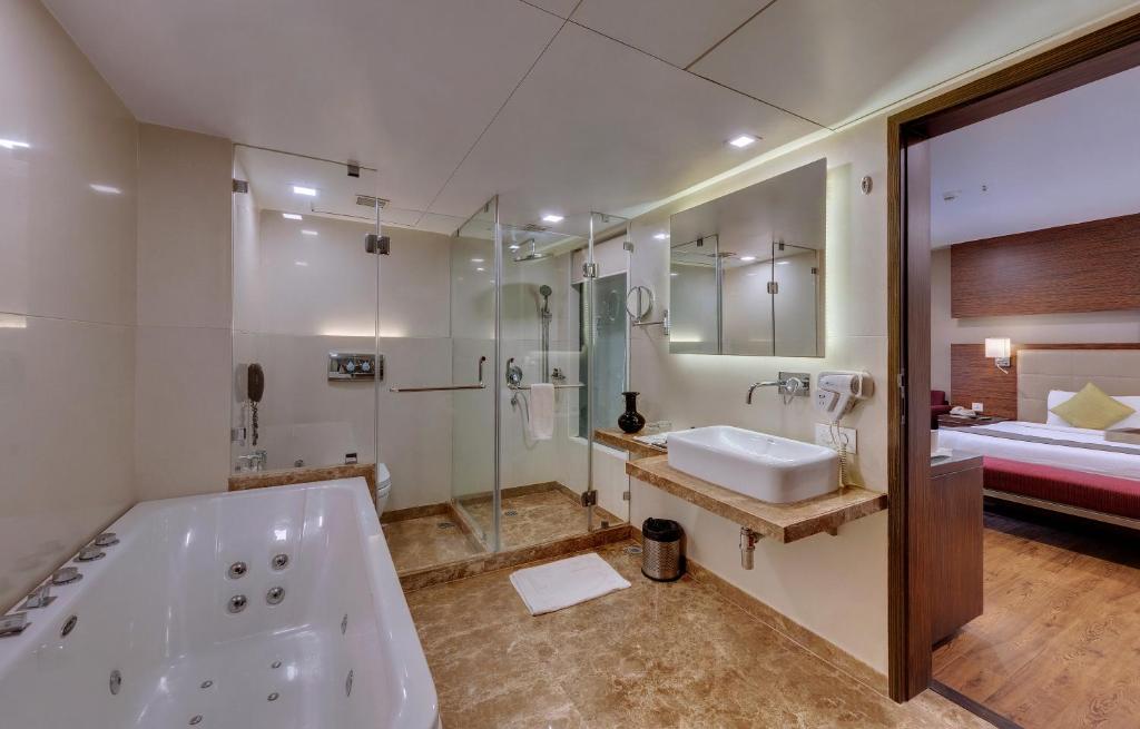 Postel nebo postele na pokoji v ubytování Hotel Suba Star Ahmedabad