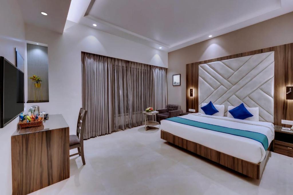 Postel nebo postele na pokoji v ubytování Hotel Suba Star Ahmedabad