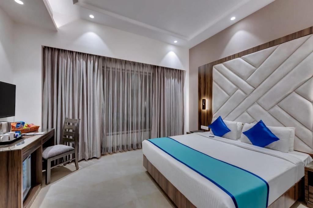 Postel nebo postele na pokoji v ubytování Hotel Suba Star Ahmedabad