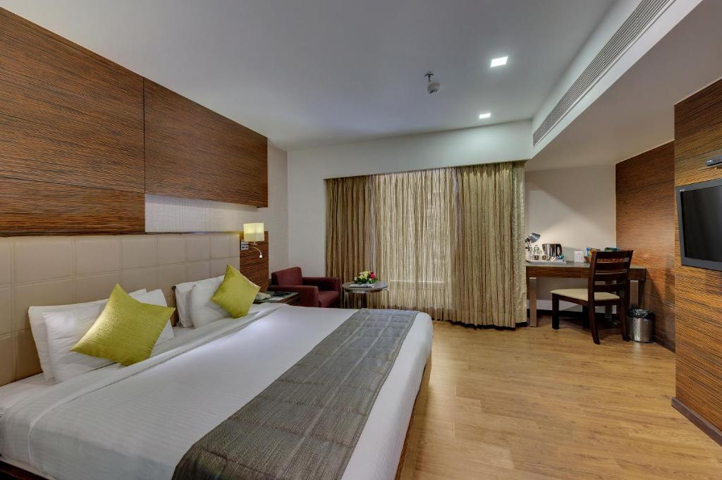 Postel nebo postele na pokoji v ubytování Hotel Suba Star Ahmedabad