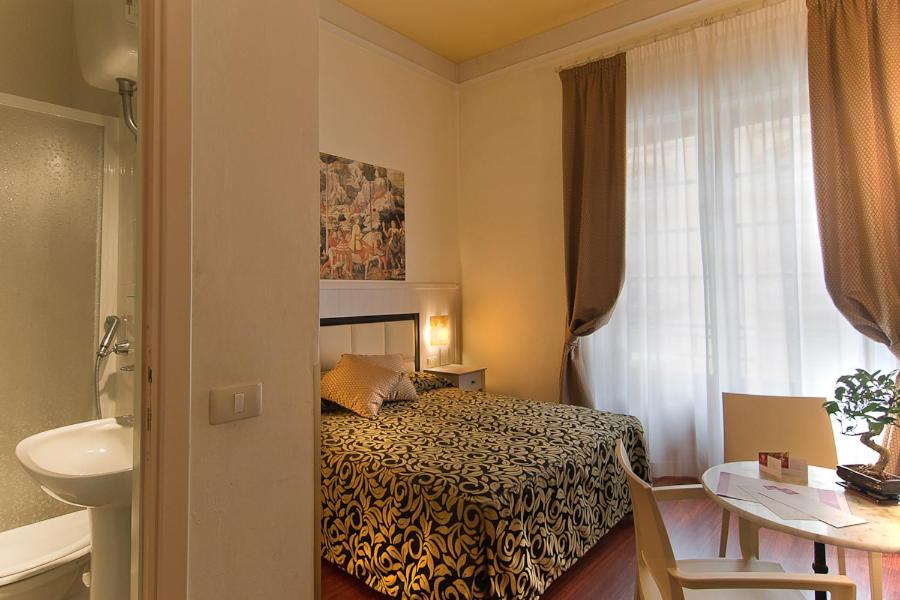 una camera con letto e lavandino e un bagno di Florence Room B&B a Firenze