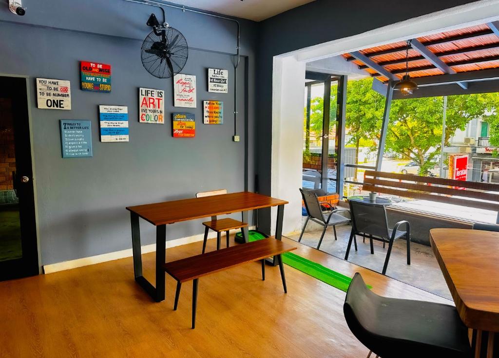 Restaurace v ubytování Arch Dormitorio Cenang