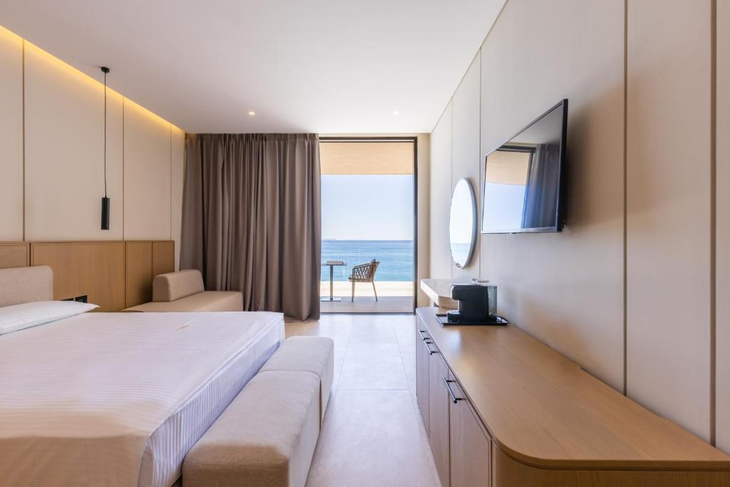 Postel nebo postele na pokoji v ubytování BEYOND A Luxury Boutique Hotel