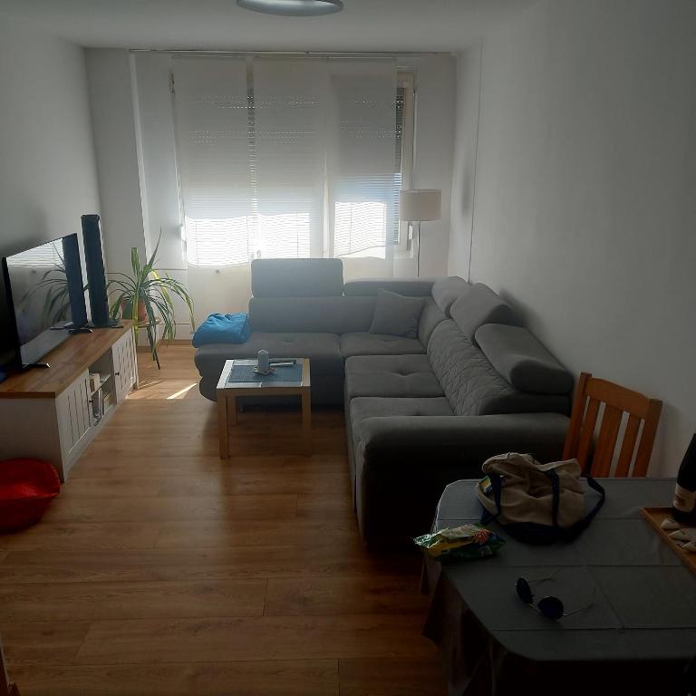 uma sala de estar com um sofá e uma mesa em Byt, Vlasákova 2759, Mělník em Mělník