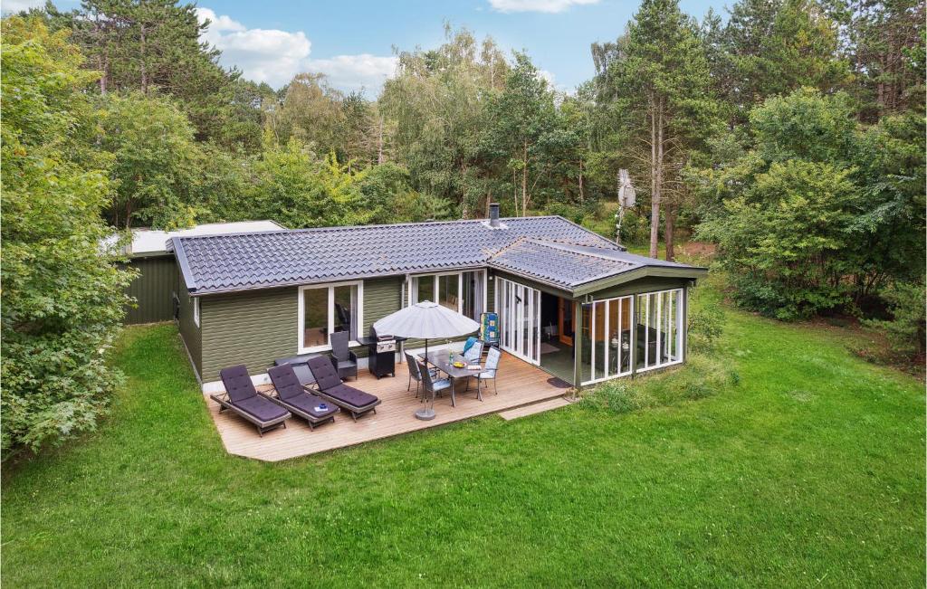 LumsåsにあるStunning Home In Hjby With 3 Bedrooms, Sauna And Wifiの小さな家の頭上を望むデッキ付