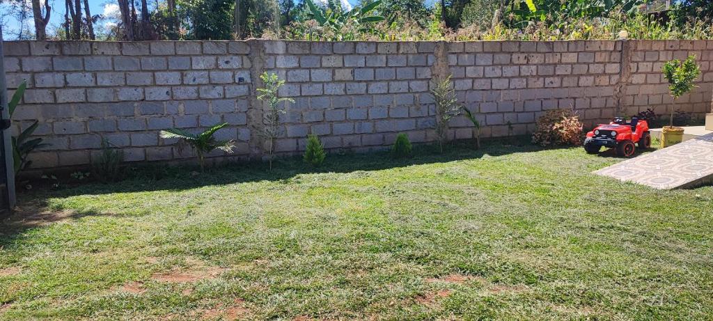 Aed väljaspool majutusasutust Camp Flo, Eldoret -Where Comfort Meets Tranquility in a 3-Bedroom Guest Stay