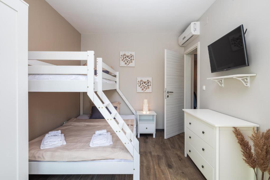 Postel nebo postele na pokoji v ubytování Villa Emma Pag
