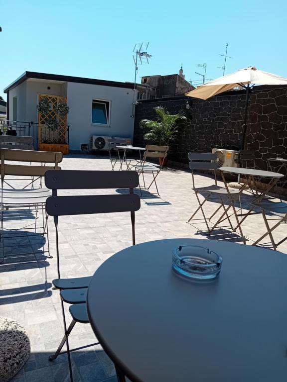 einen Tisch und Stühle auf einer Terrasse in der Unterkunft Al Punto Giusto in Catania