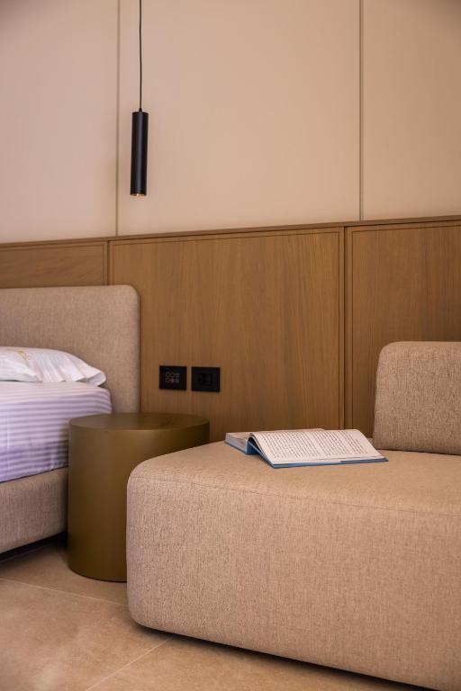 Postel nebo postele na pokoji v ubytování BEYOND A Luxury Boutique Hotel