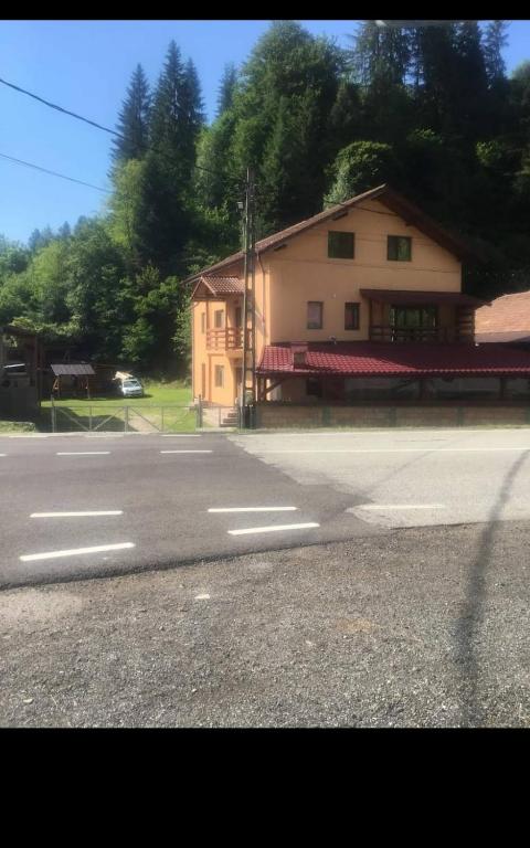une rue vide devant un bâtiment dans l'établissement CASA DAVID, à Voineşiţa
