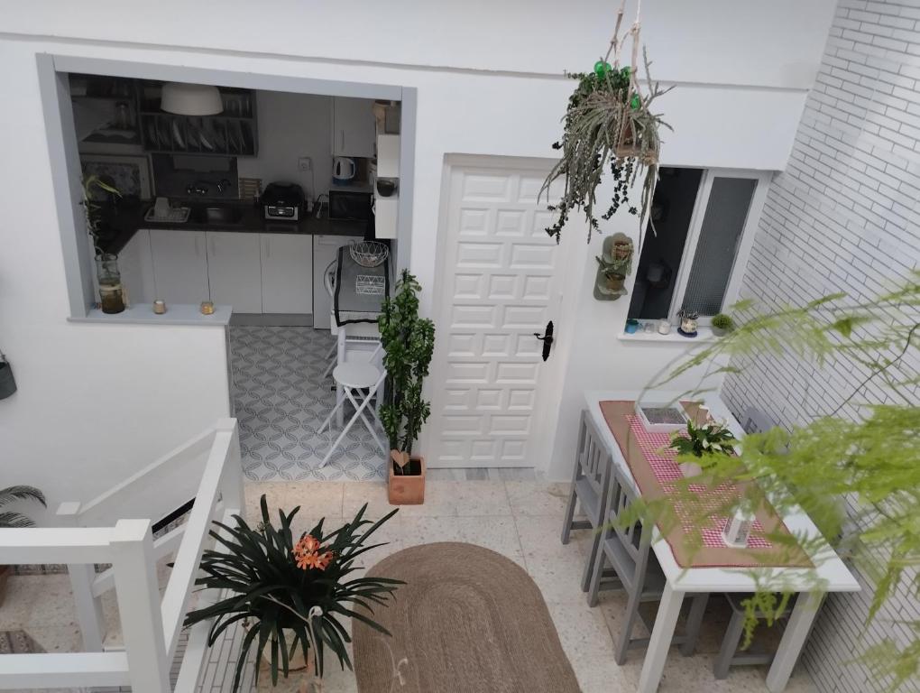 une cuisine et une salle à manger avec une table et des chaises dans l'établissement La casa de loto, à Alcalá de los Gazules