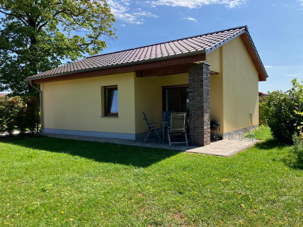 a small house with a patio in a yard at Havelstern Ketzin, Ferienhaus Hecht in Ketzin