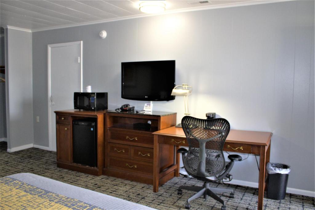 TV a/nebo společenská místnost v ubytování Campbell's Motel Scottsburg
