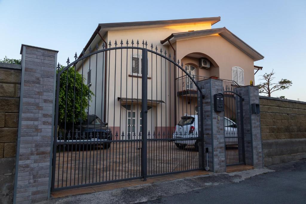 una puerta delante de una casa en Appartamento in Villa, en Torrenova