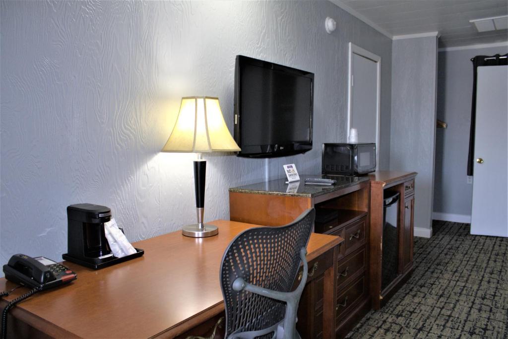 TV a/nebo společenská místnost v ubytování Campbell's Motel Scottsburg