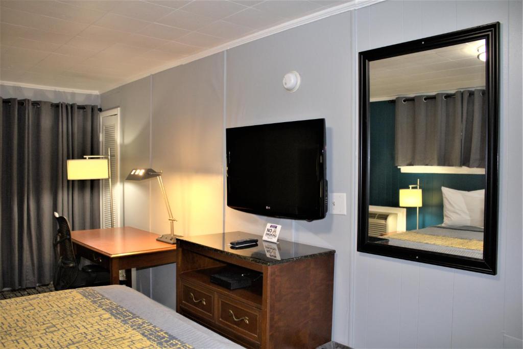 TV a/nebo společenská místnost v ubytování Campbell's Motel Scottsburg