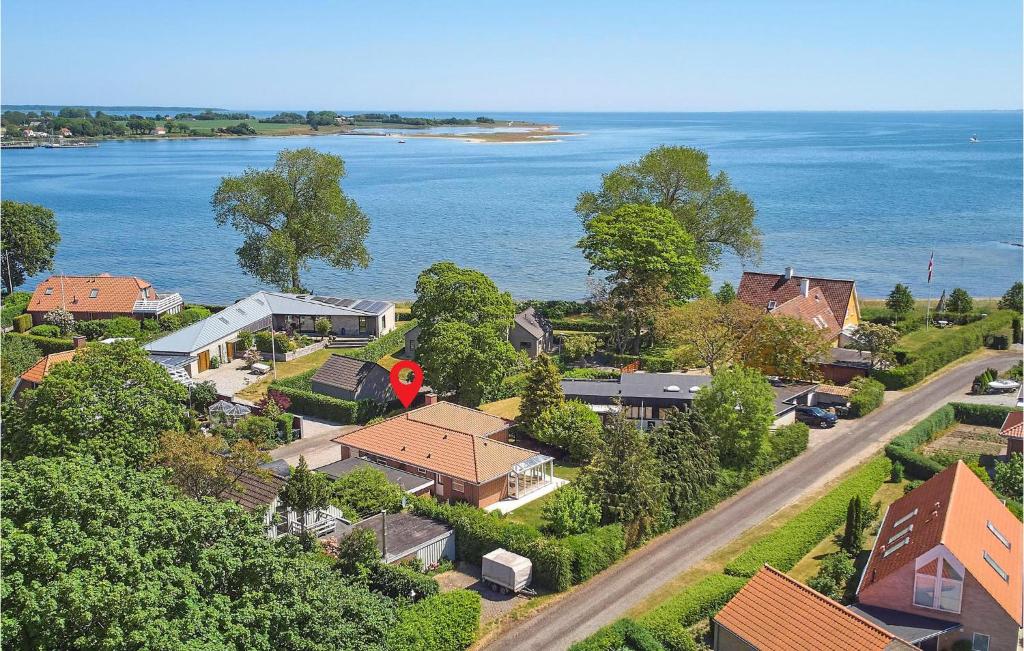 une vue aérienne sur une petite ville avec des maisons et l'eau dans l'établissement Beautiful Home In Juelsminde With House Sea View, à Juelsminde