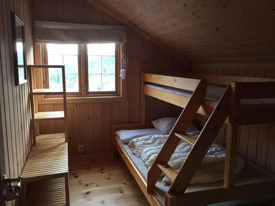 Kleines Zimmer mit Etagenbett in einer Hütte in der Unterkunft Bjørnehuset in Sønstebø