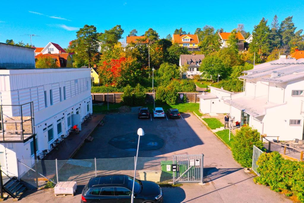 eine Luftansicht eines Parkplatzes in einer Kleinstadt in der Unterkunft Staylong Hotell in Täby