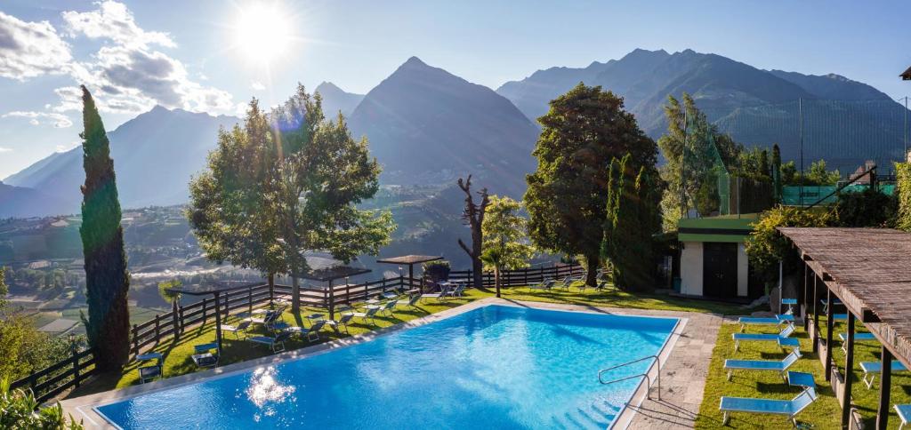 Nespecifikovaný výhled na hory nebo výhled na hory při pohledu z hotelu