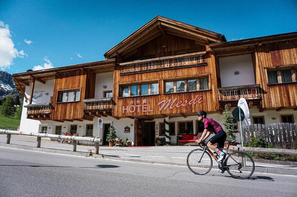 Hotel Mesdi tesisinde veya etrafında bisiklete binme