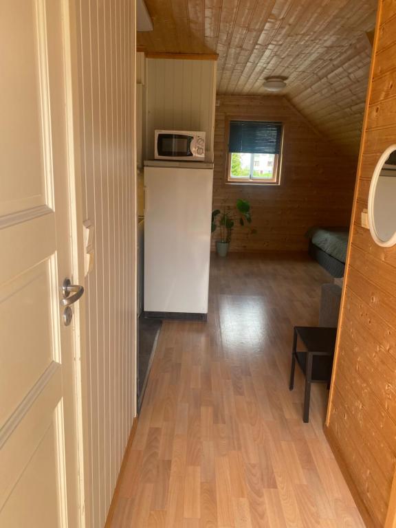 una cucina con frigorifero e forno a microonde in una camera di Sjarmerende leilighet a Sogndal