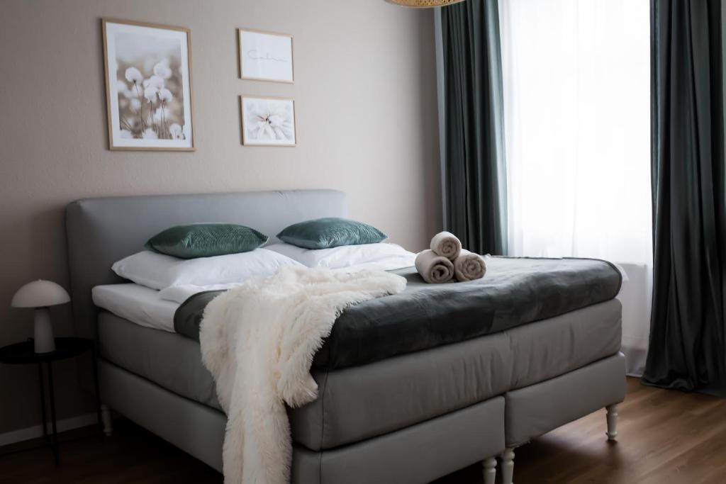 um quarto com uma cama com um urso de peluche em Modernes Apartment Lieblingsfleck I 2 Schlafzimmer I 4 Betten I Zentrumsnah em Eberswalde