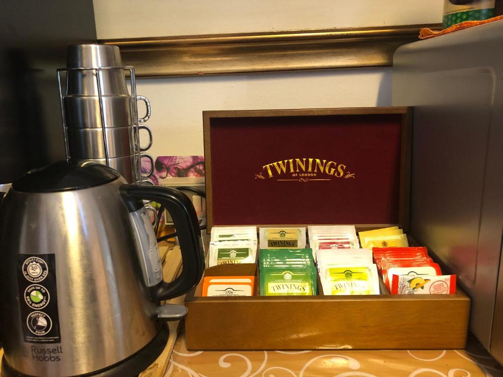 Set per la preparazione di tè e caffè presso Affittacamere Due Mori