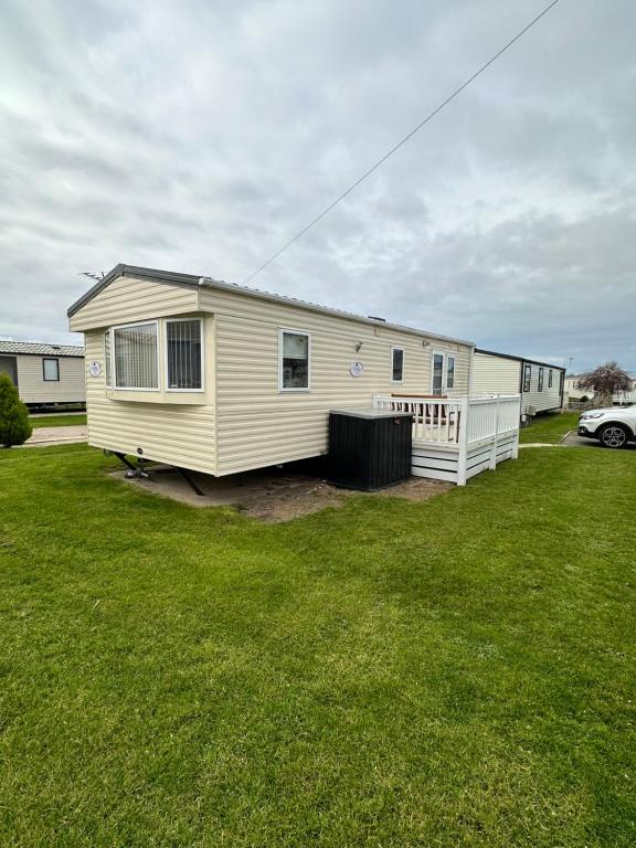 uma casa móvel está estacionada num quintal em 6 berth caravan on Marine holiday park em Rhyl