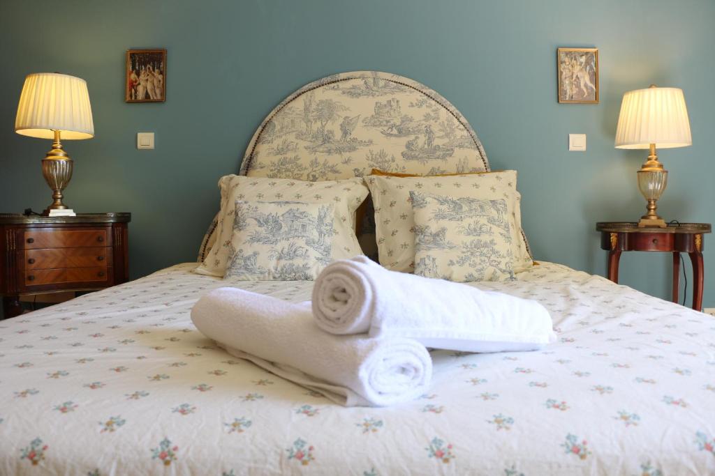 łóżko z dwoma ręcznikami i dwoma lampami w obiekcie Les Chambres de Fanny w mieście Cabrières-dʼAigues