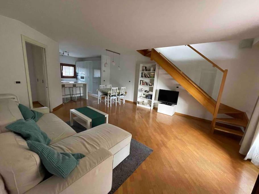 sala de estar con sofá blanco y escalera en K1008 book apartment, en Kojsko
