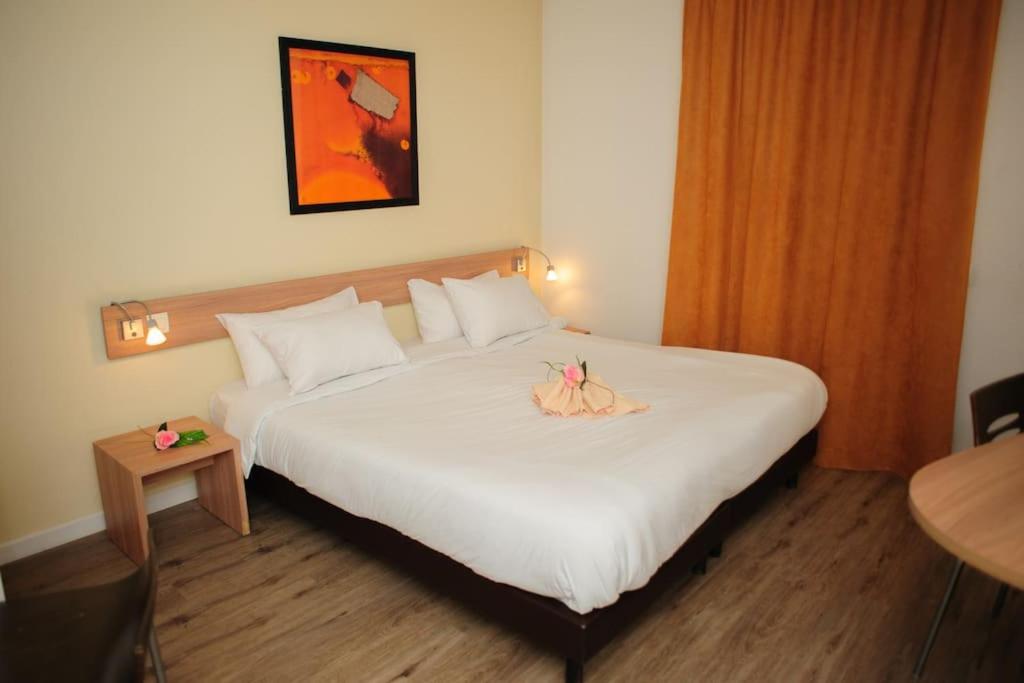 duże białe łóżko w pokoju hotelowym w obiekcie 5 minutes du Zénith - Studio Chic w mieście Pantin