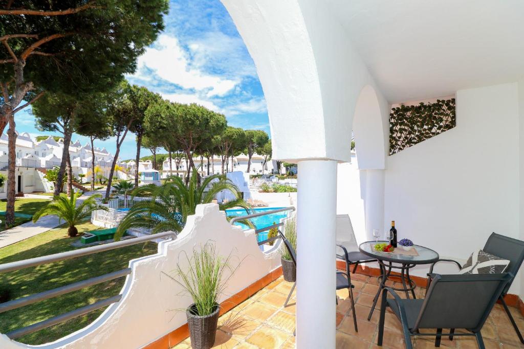 een balkon met uitzicht op het zwembad van een villa bij Townhouse with pool view - Vime Reserva de Marbella in Marbella