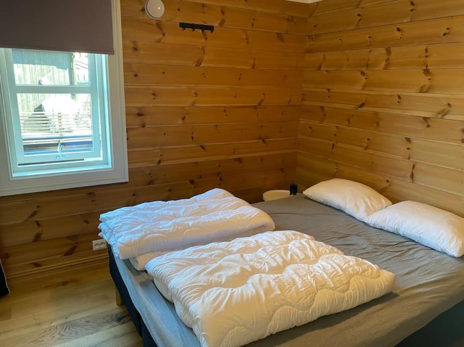 Giường trong phòng chung tại Hytteleilighet på Strandafjellet
