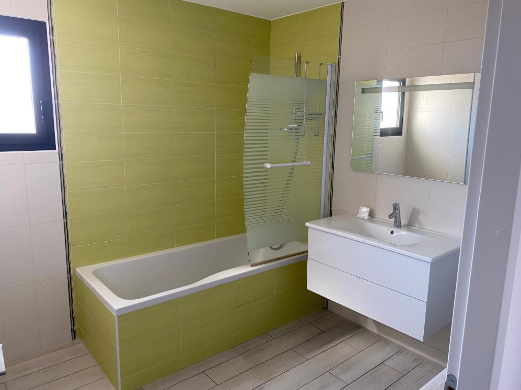 Fotografia z galérie ubytovania Villa 4faces 180 m2 habitables sur 950 m2 de jardin, salon salle à manger cuisine ouverte 70 m2 , cuisine d été couverte, terrasse 80 m2, piscine 10 m par 4 m, 1 chambre parentale 3 chambres,2 salles de bains v destinácii Villeneuve-de-la-Raho