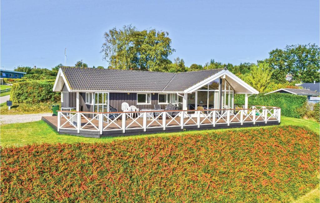 エーベルトフトにあるNice Home In Ebeltoft With House Sea Viewの芝生の上に広いデッキがある家