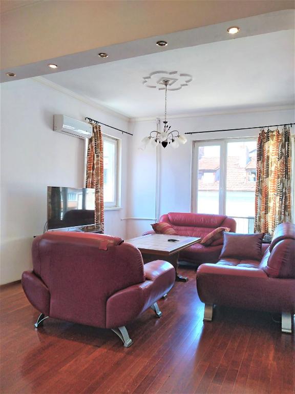 Spacious Flat at Top Center