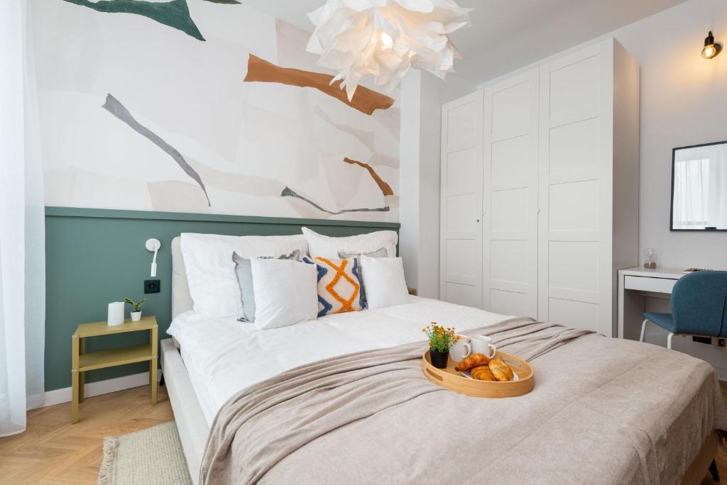 una camera da letto con un letto e un cesto di frutta; di Kairos Apartments - Tower Premium - parking, siłownia, sauna, ścisłe centrum a Katowice