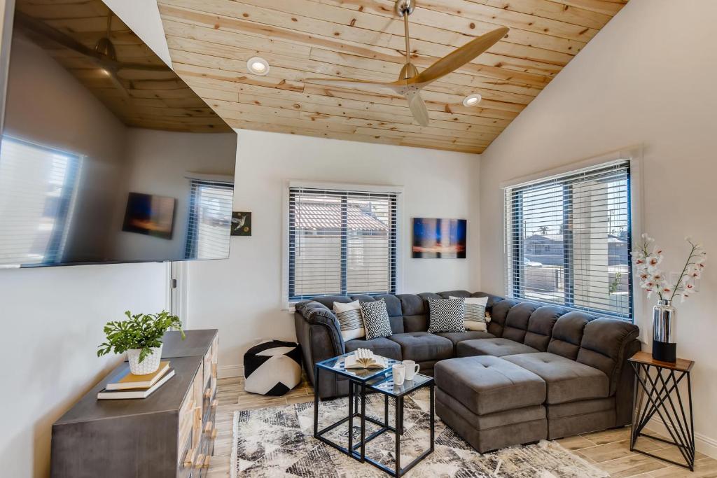 The Urban Cowboy Deluxe - Housity