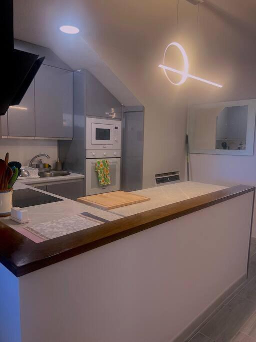 Kuchyň nebo kuchyňský kout v ubytování Palm Beach Apartment in La Duquesa