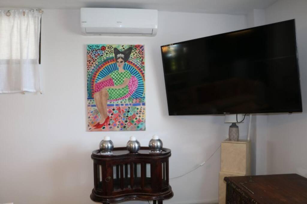 TV a/nebo společenská místnost v ubytování Palm Beach Apartment in La Duquesa