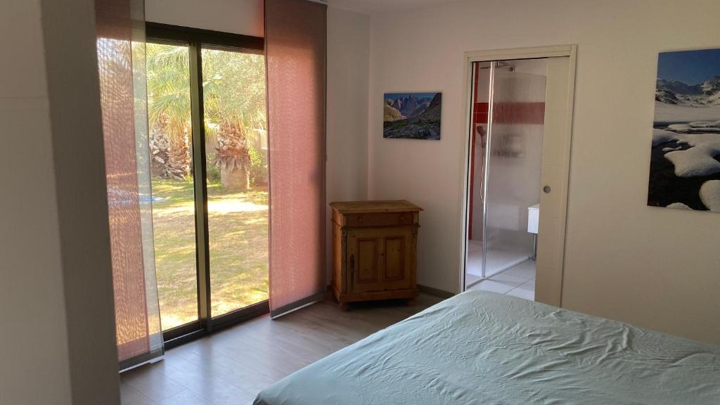 Fotografia z galérie ubytovania Villa 4faces 180 m2 habitables sur 950 m2 de jardin, salon salle à manger cuisine ouverte 70 m2 , cuisine d été couverte, terrasse 80 m2, piscine 10 m par 4 m, 1 chambre parentale 3 chambres,2 salles de bains v destinácii Villeneuve-de-la-Raho